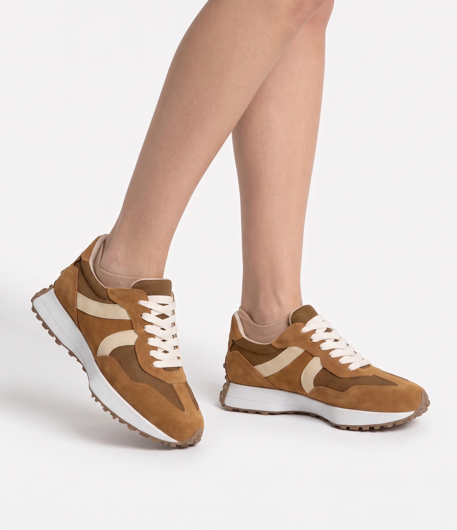 Tênis Jogging em PU com Recortes Contrastantes 2