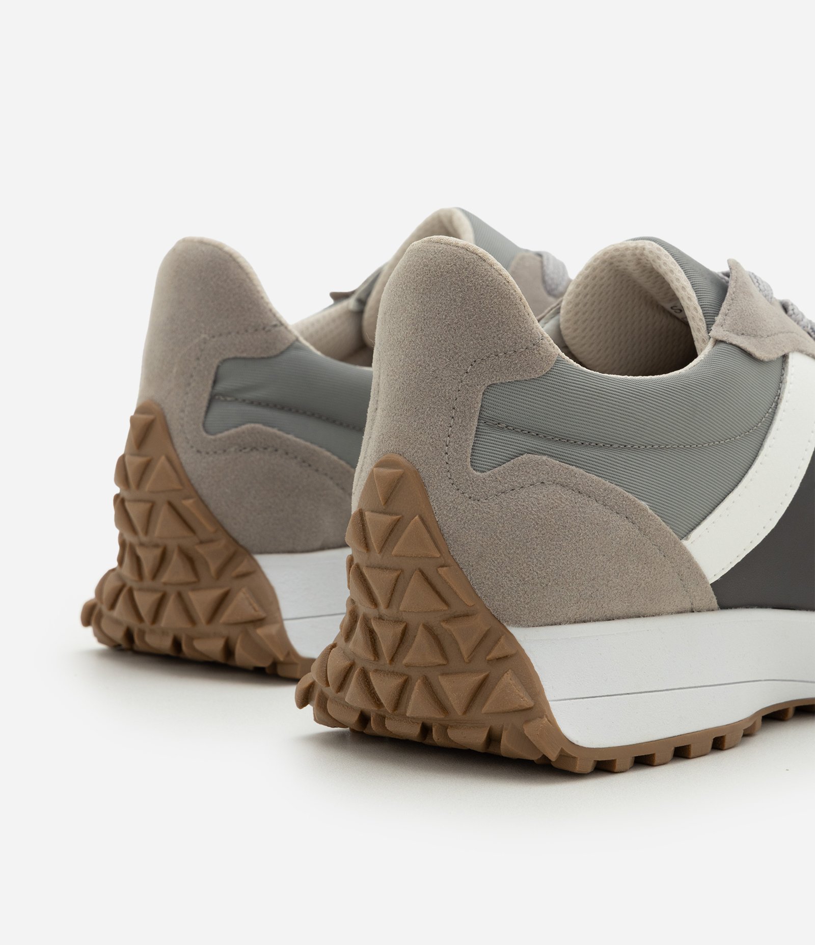 Tênis Jogging em PU com Recortes Contrastantes Cinza 5