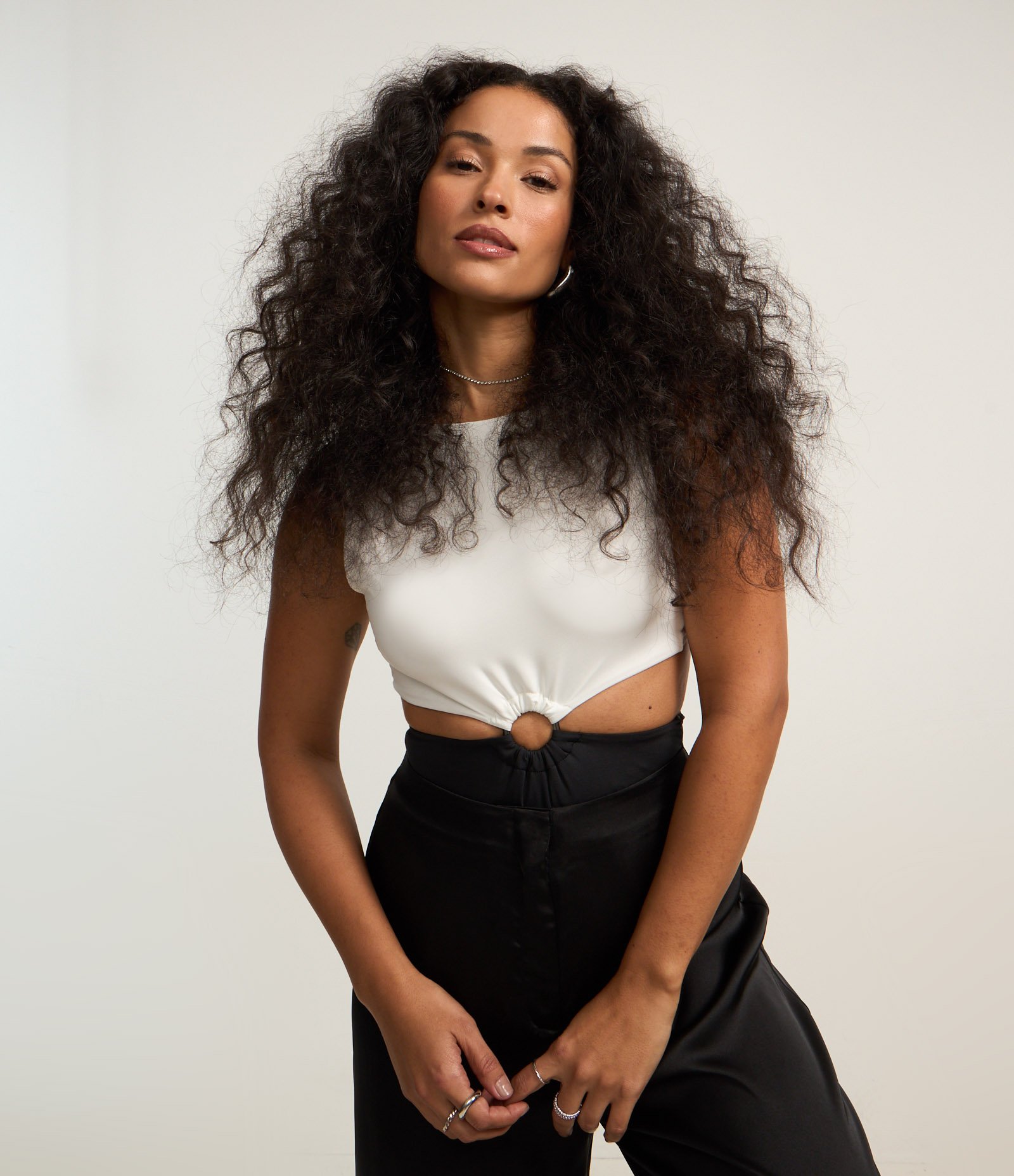 Body Bicolor em Malha com Argola Frontal e Costas Abertas Branco/Preto 1