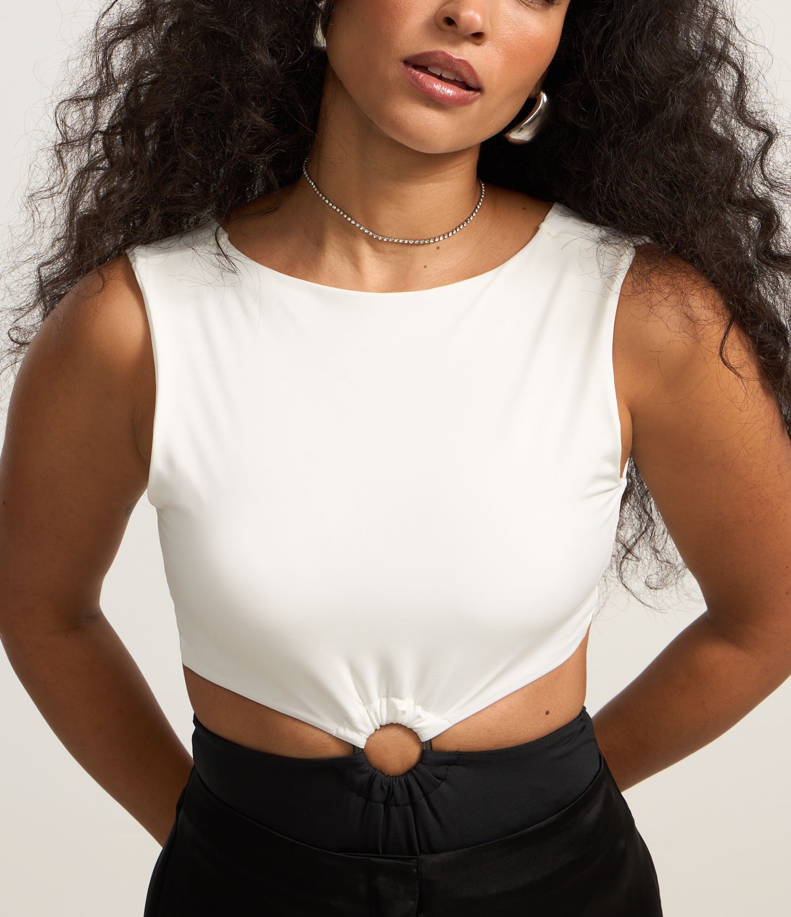 Body Bicolor em Malha com Argola Frontal e Costas Abertas Branco/Preto 3