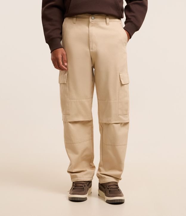Calça Baggy em Sarja com Bolsos Cargos e Ajuste na Barra