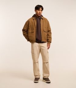 Calça Baggy em Sarja com Bolsos Cargos e Ajuste na Barra