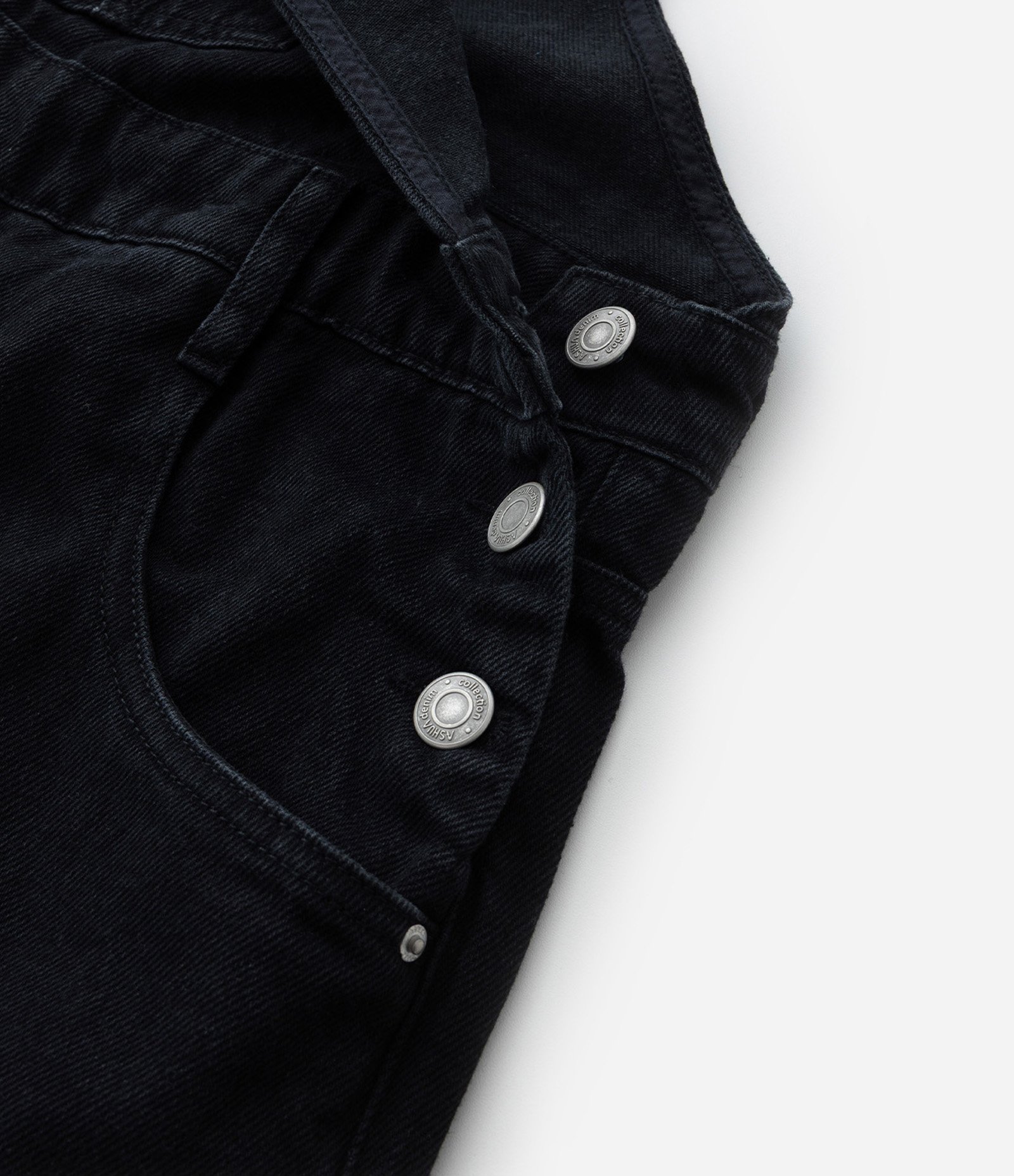 Macacão Jardineira Sarja Estonada Curve & Plus Size Preto 7