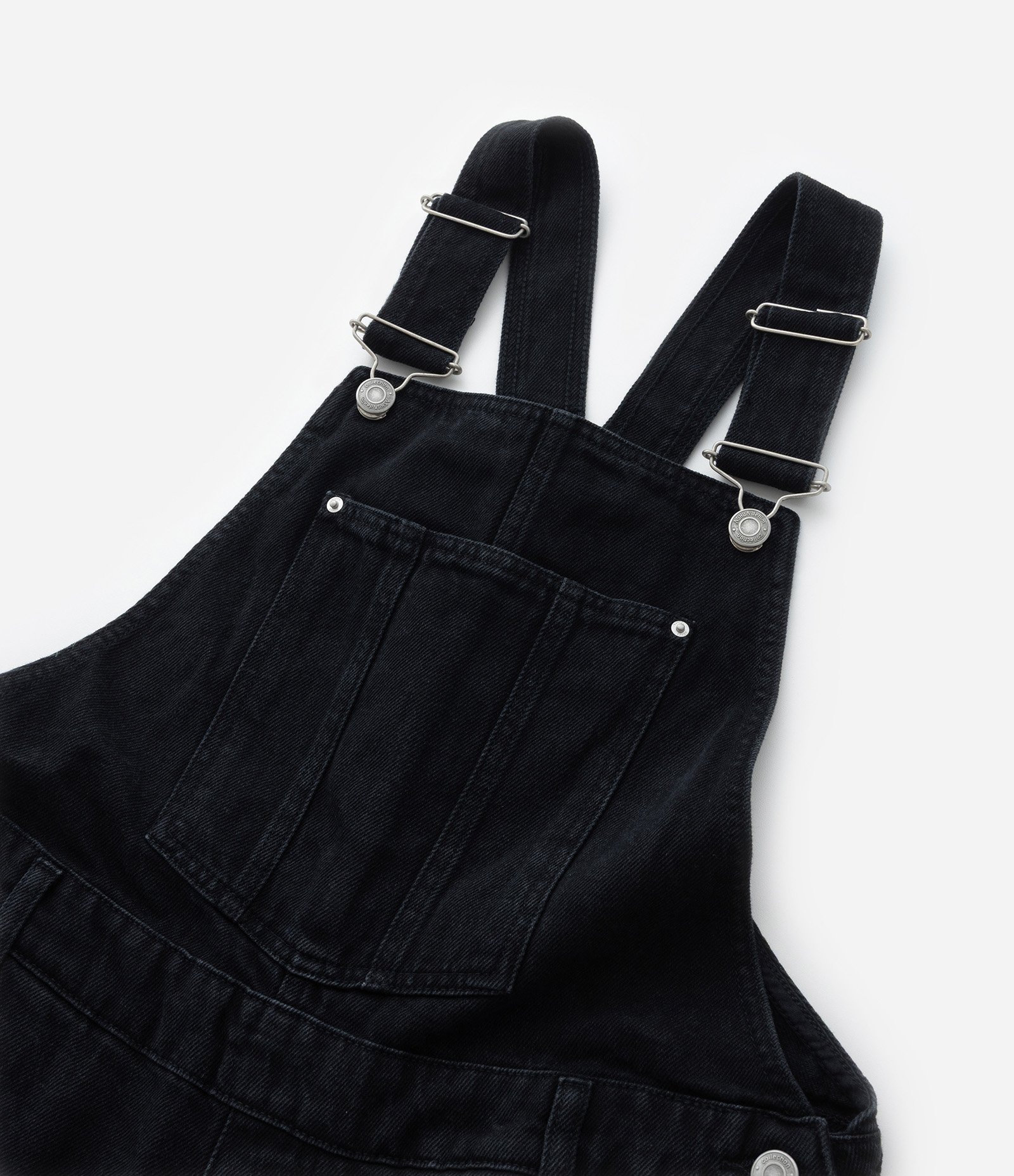 Macacão Jardineira Sarja Estonada Curve & Plus Size Preto 8