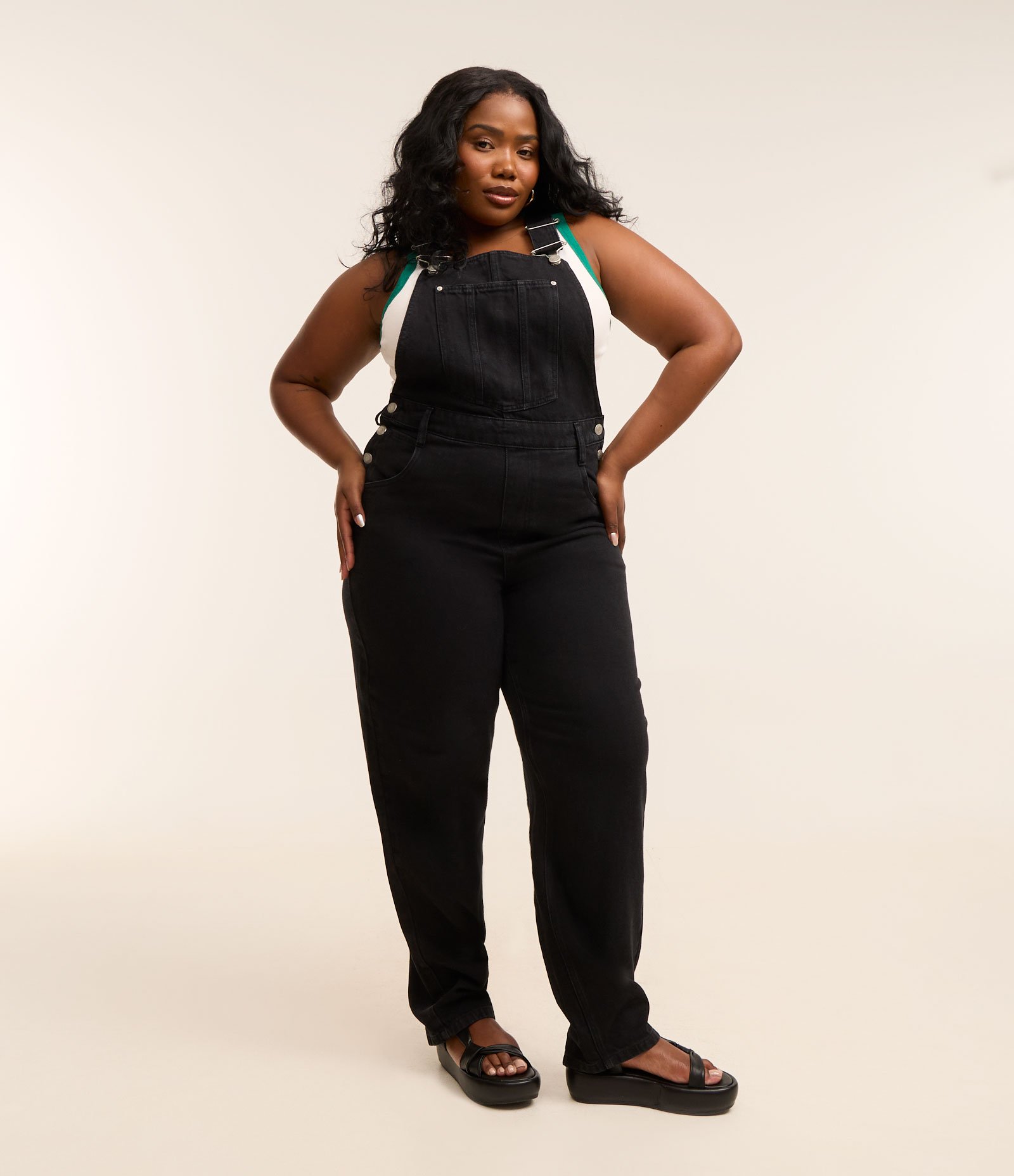 Macacão Jardineira Sarja Estonada Curve & Plus Size Preto 1