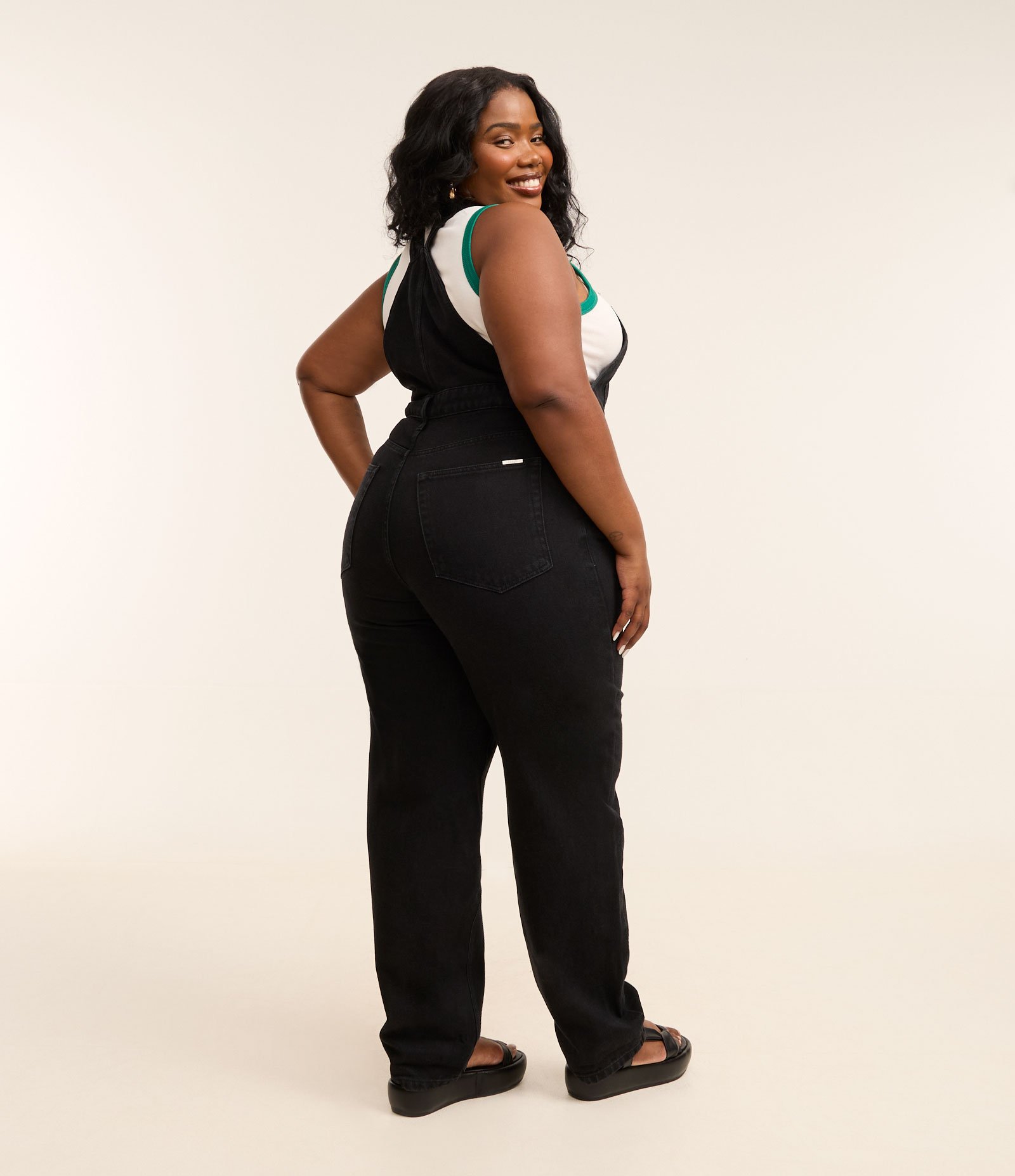 Macacão Jardineira Sarja Estonada Curve & Plus Size Preto 2