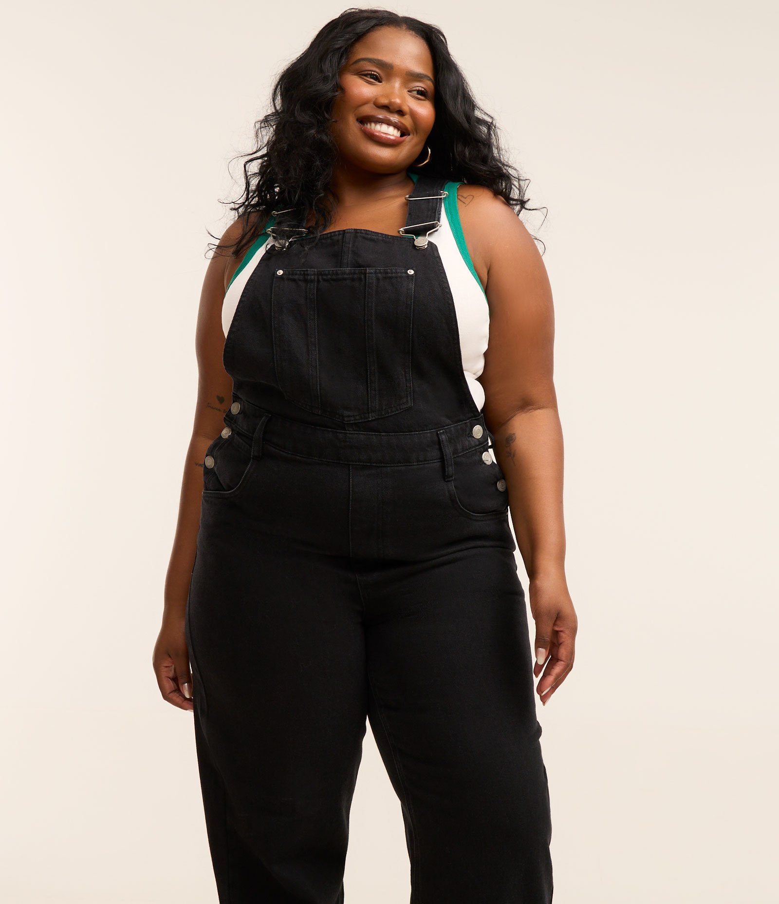 Macacão Jardineira Sarja Estonada Curve & Plus Size Preto 3