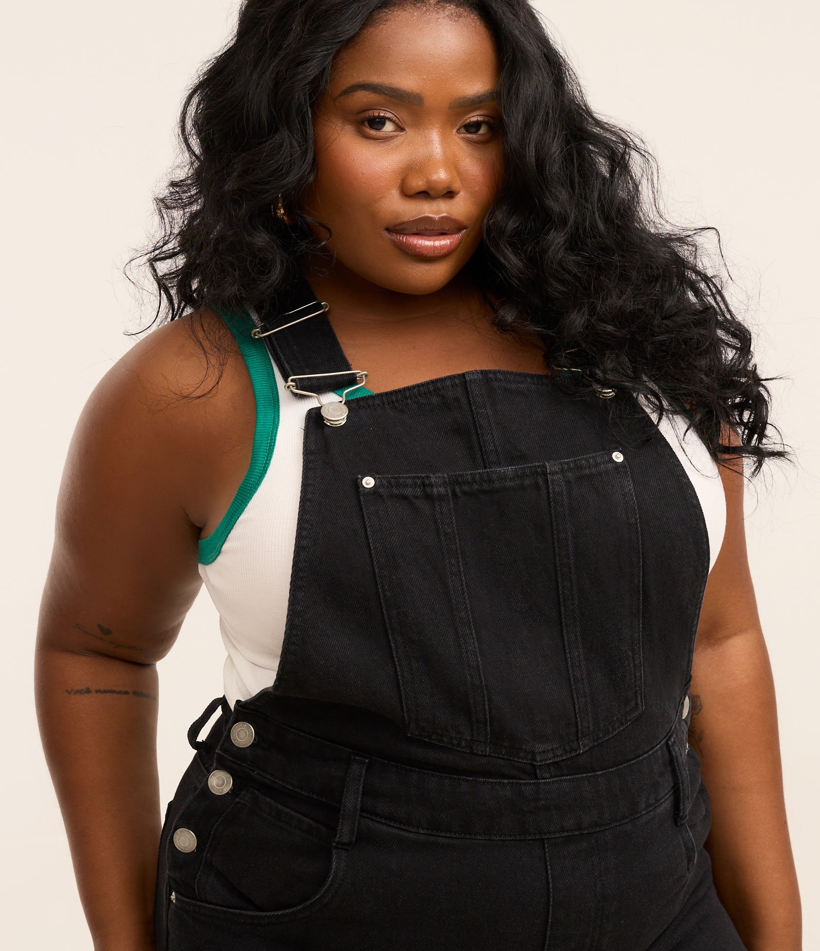 Macacão Jardineira Sarja Estonada Curve & Plus Size Preto 4