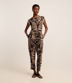 Macacão em Viscose com Amarração e Estampa Folhagem