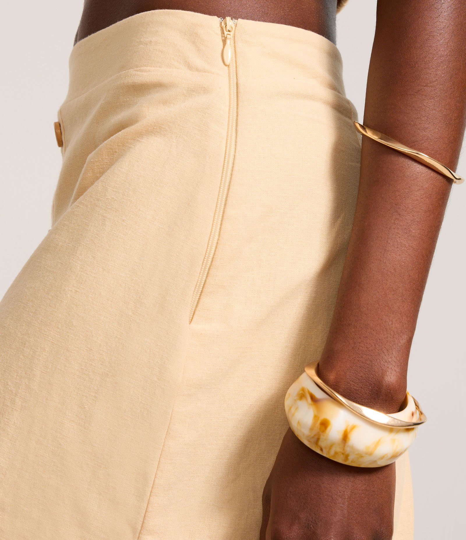 Saia Long Midi Reta em Viscolinho com Botões Frontais Bege 4