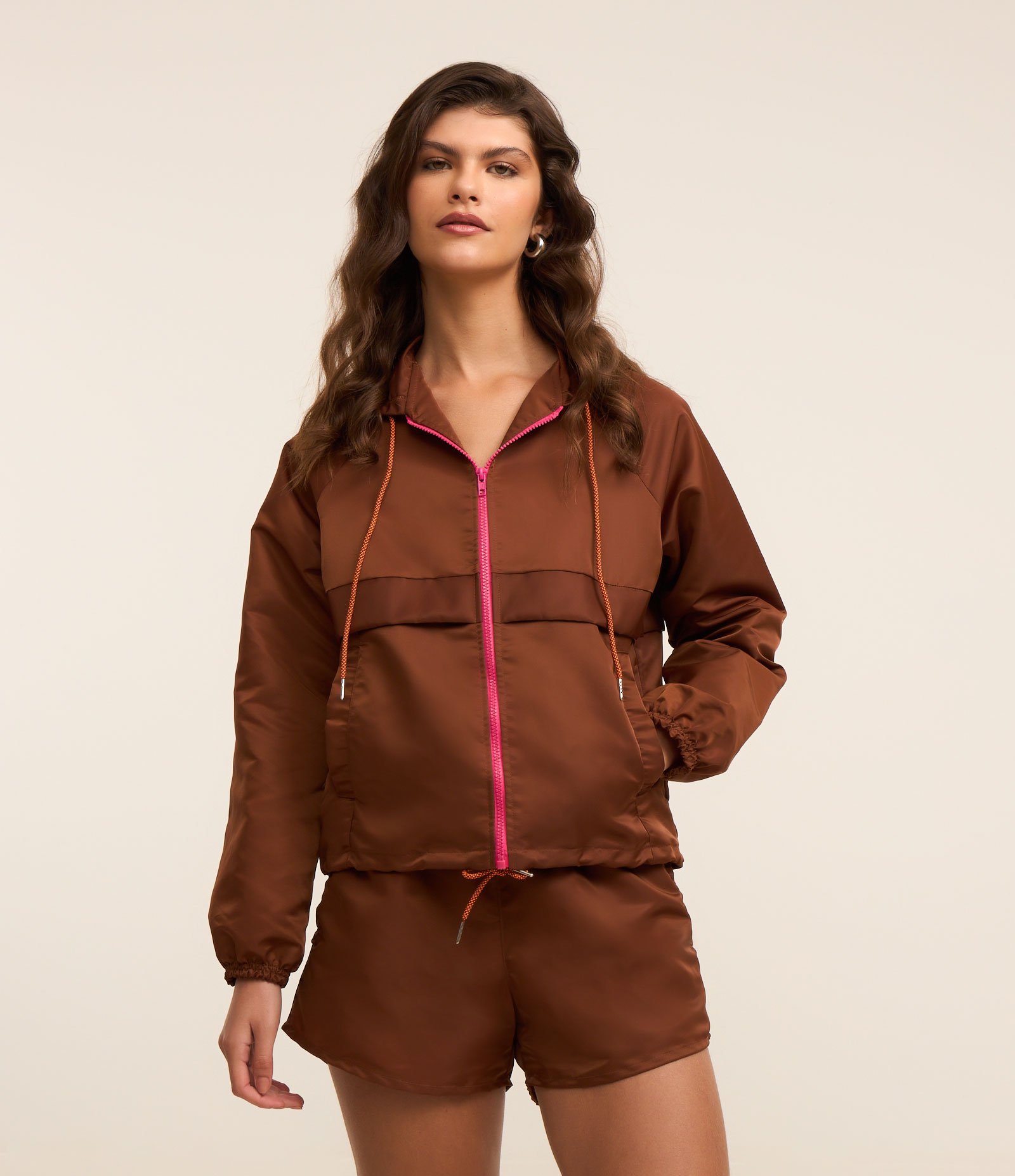 Jaqueta Corta Vento com Aviamentos Contrastantes Marrom 1