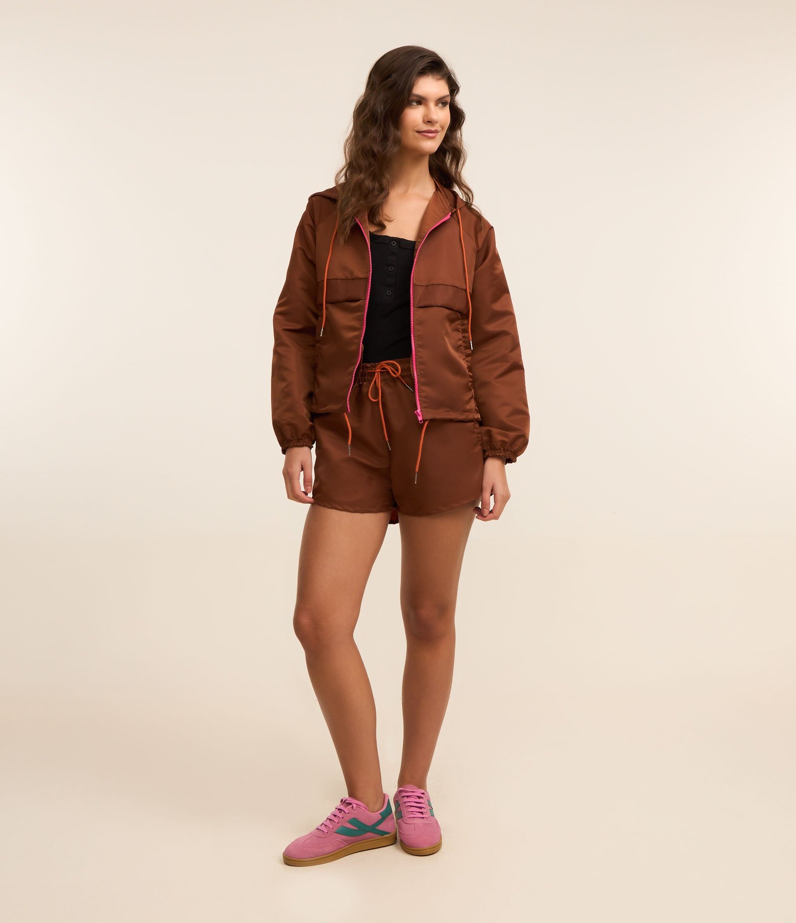 Jaqueta Corta Vento com Aviamentos Contrastantes Marrom 2