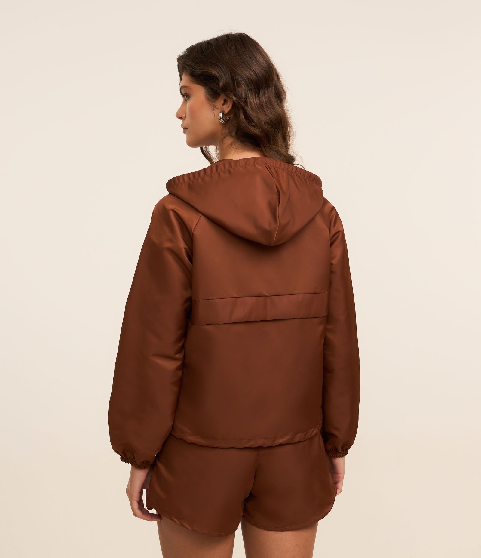 Jaqueta Corta Vento com Aviamentos Contrastantes Marrom 3