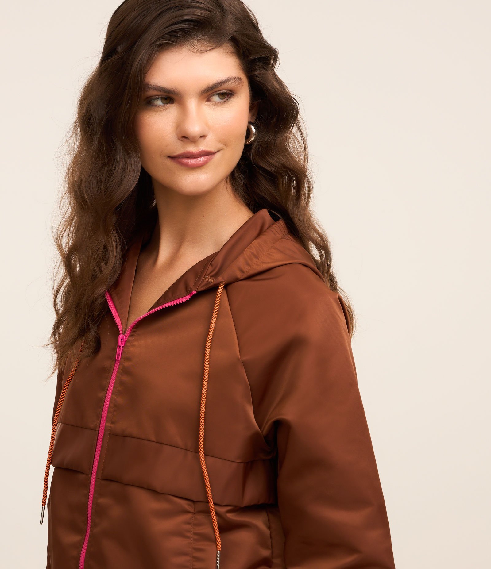 Jaqueta Corta Vento com Aviamentos Contrastantes Marrom 4