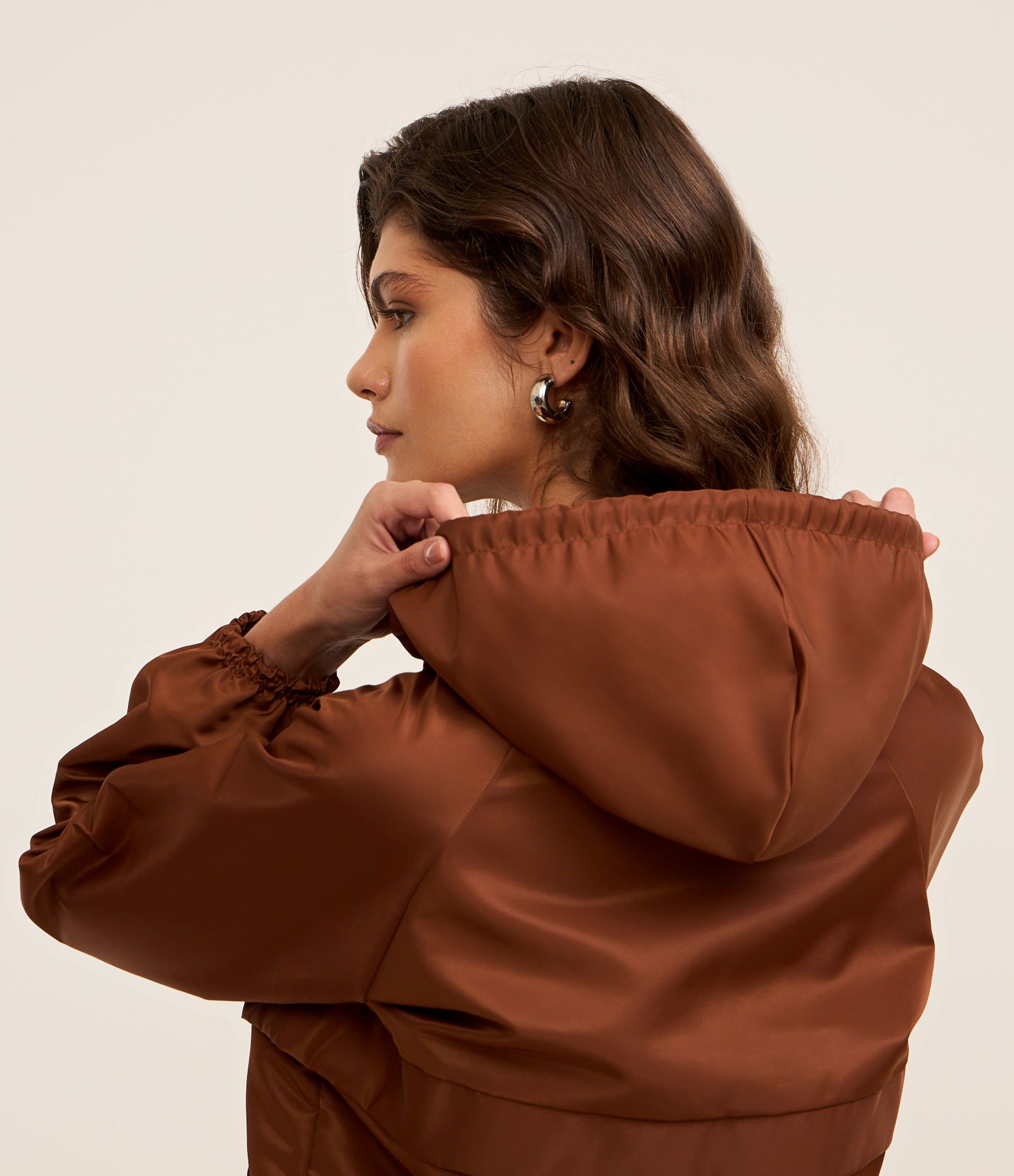 Jaqueta Corta Vento com Aviamentos Contrastantes Marrom 5