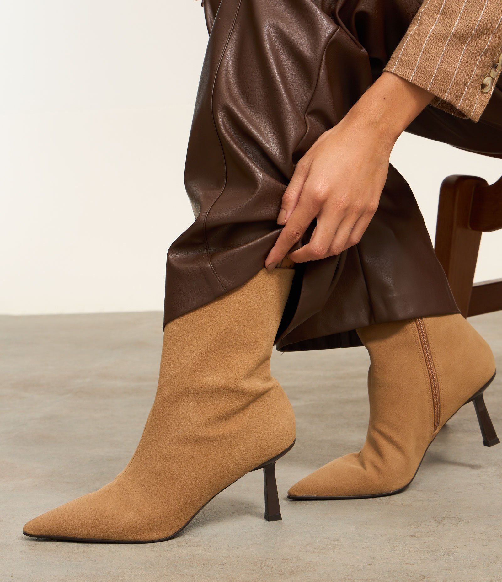 Bota Cano Médio em Material Sintético com Bico e Salto Fino Marrom 7