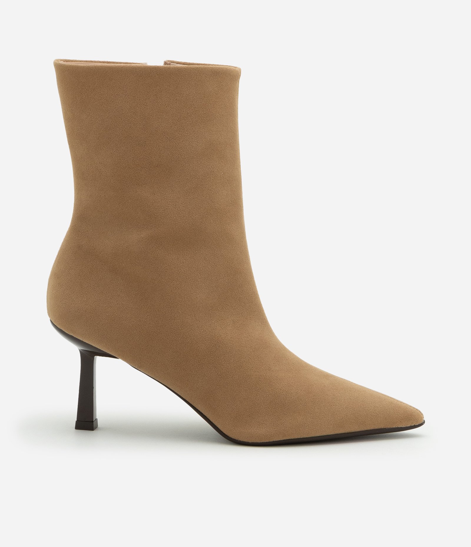 Bota Cano Médio em Material Sintético com Bico e Salto Fino Marrom 1