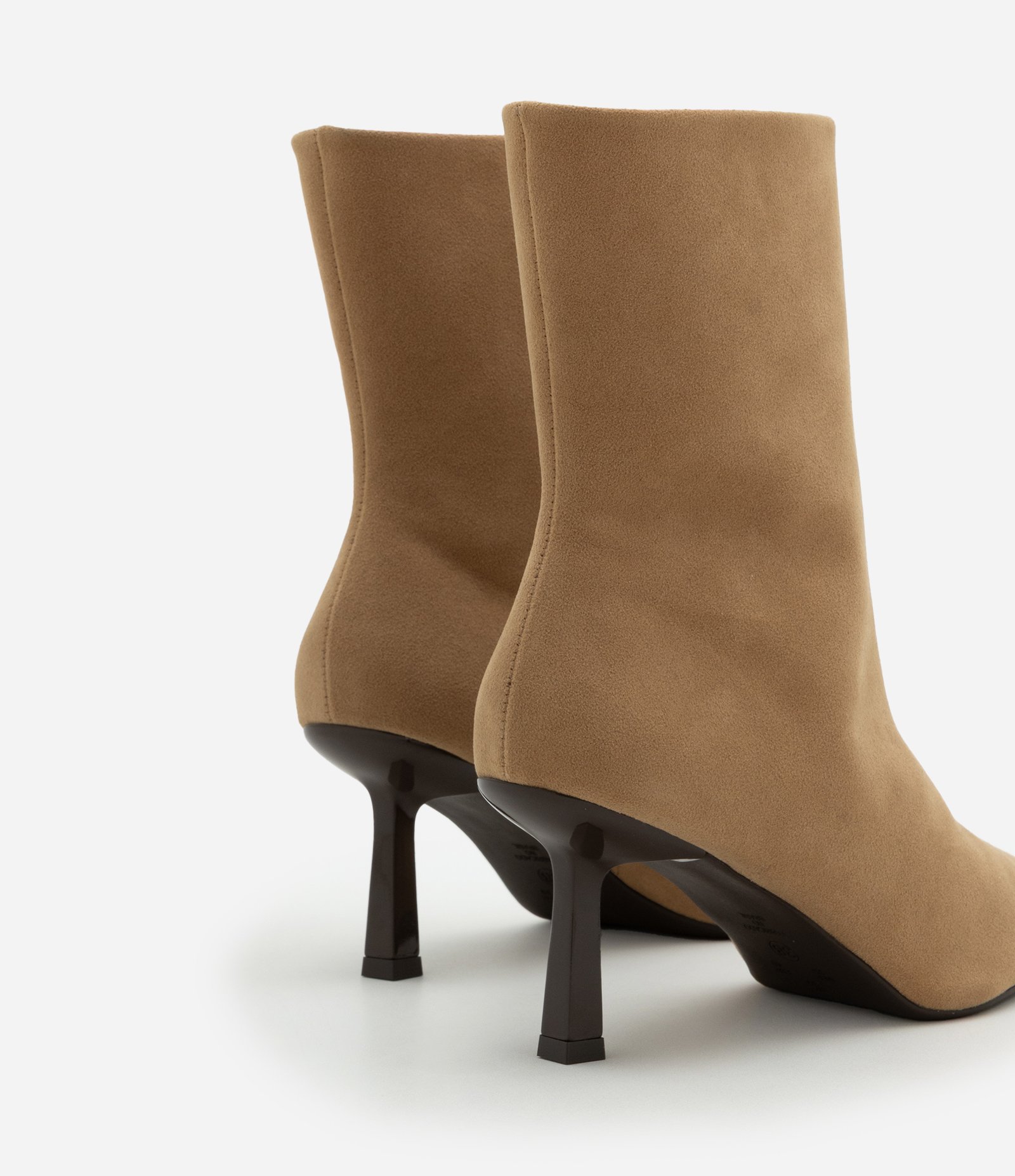 Bota Cano Médio em Material Sintético com Bico e Salto Fino Marrom 4