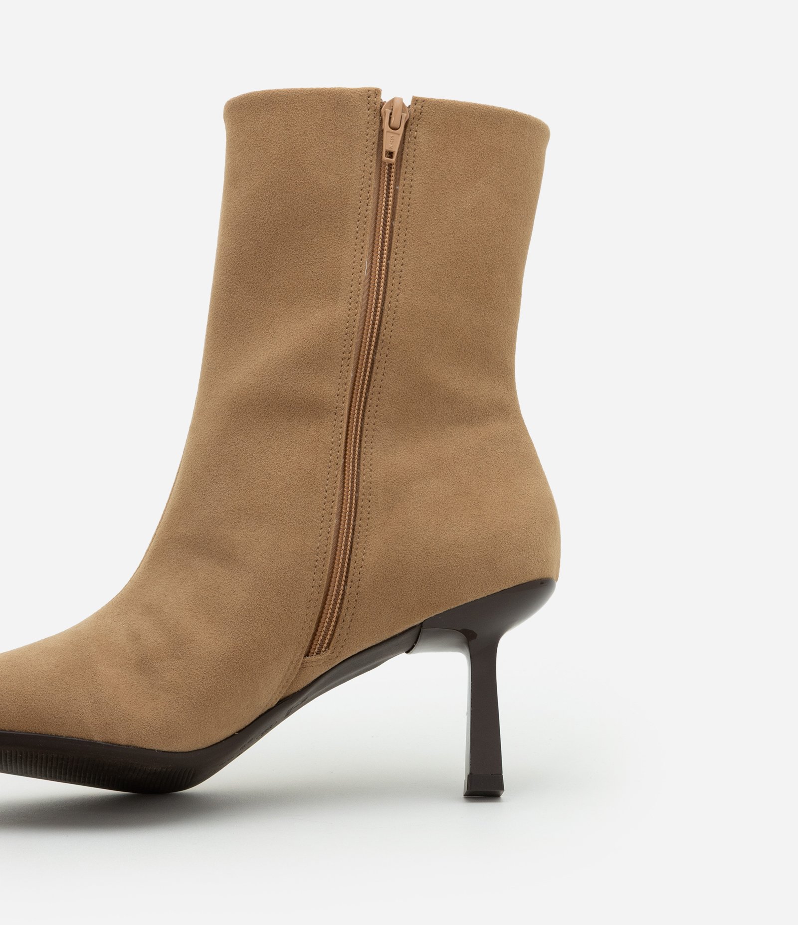 Bota Cano Médio em Material Sintético com Bico e Salto Fino Marrom 6