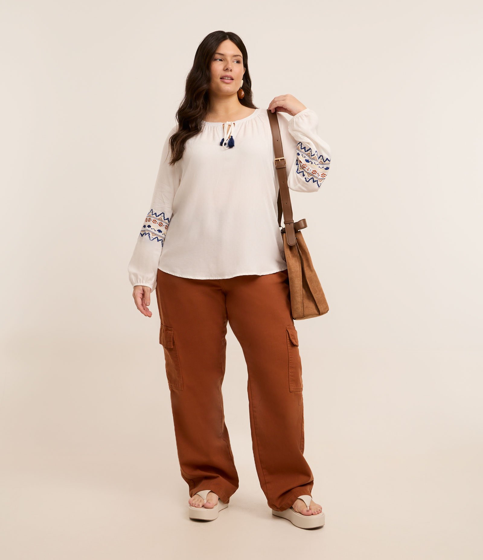 Calça Reta e Sarja com Elástico no Cós e Bolso Cargo Curve & Plus Size Marrom 1