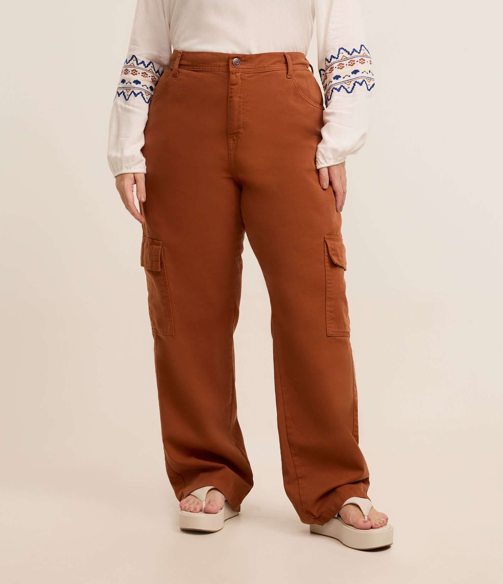Calça Reta e Sarja com Elástico no Cós e Bolso Cargo Curve & Plus Size Marrom 2
