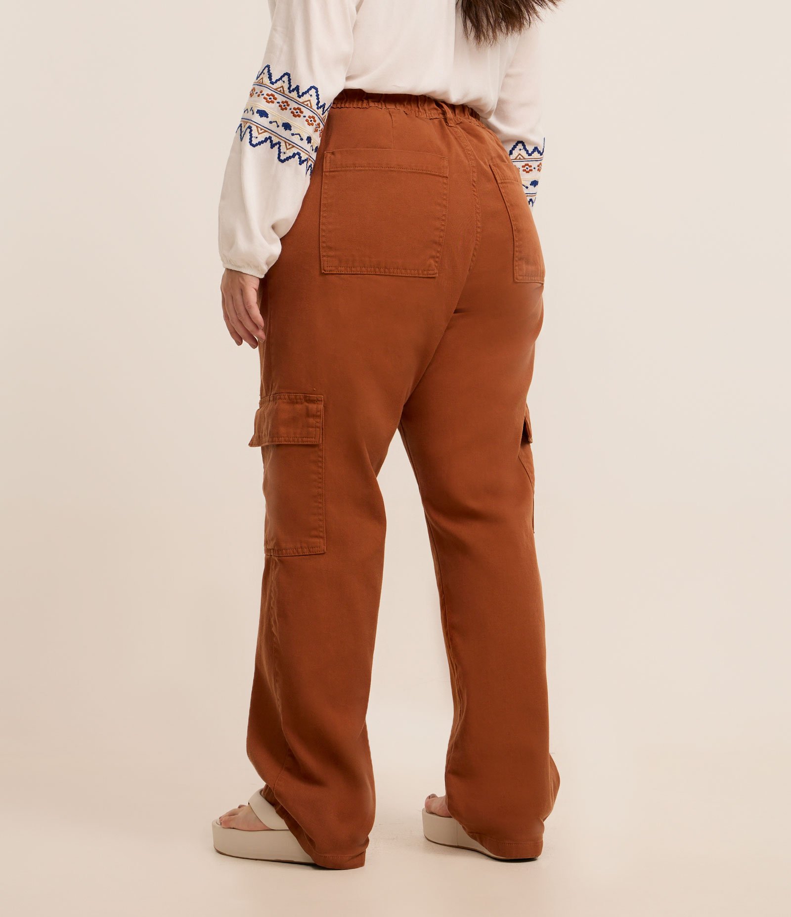 Calça Reta e Sarja com Elástico no Cós e Bolso Cargo Curve & Plus Size Marrom 3