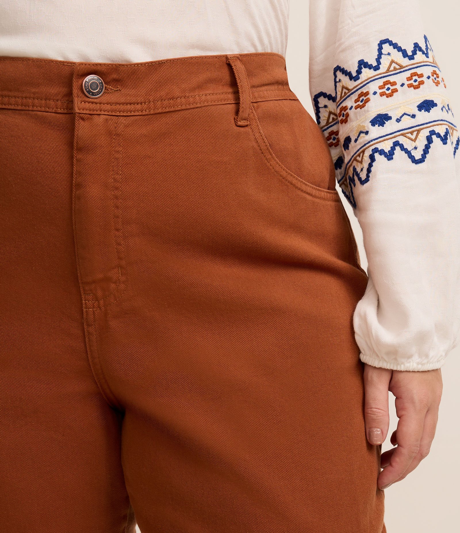 Calça Reta e Sarja com Elástico no Cós e Bolso Cargo Curve & Plus Size Marrom 4