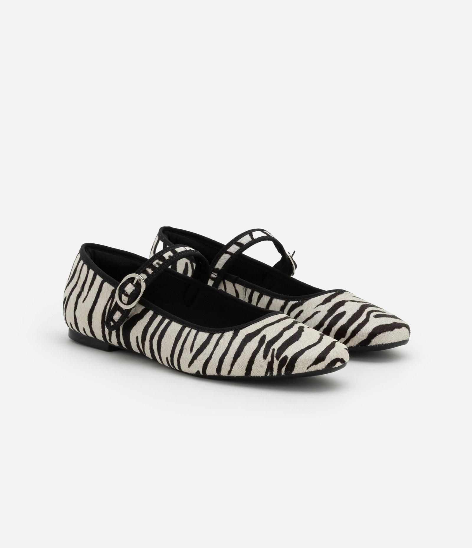 Sapatilha de Couro com Estampa de Zebra Texturizada Preto/Branco 4