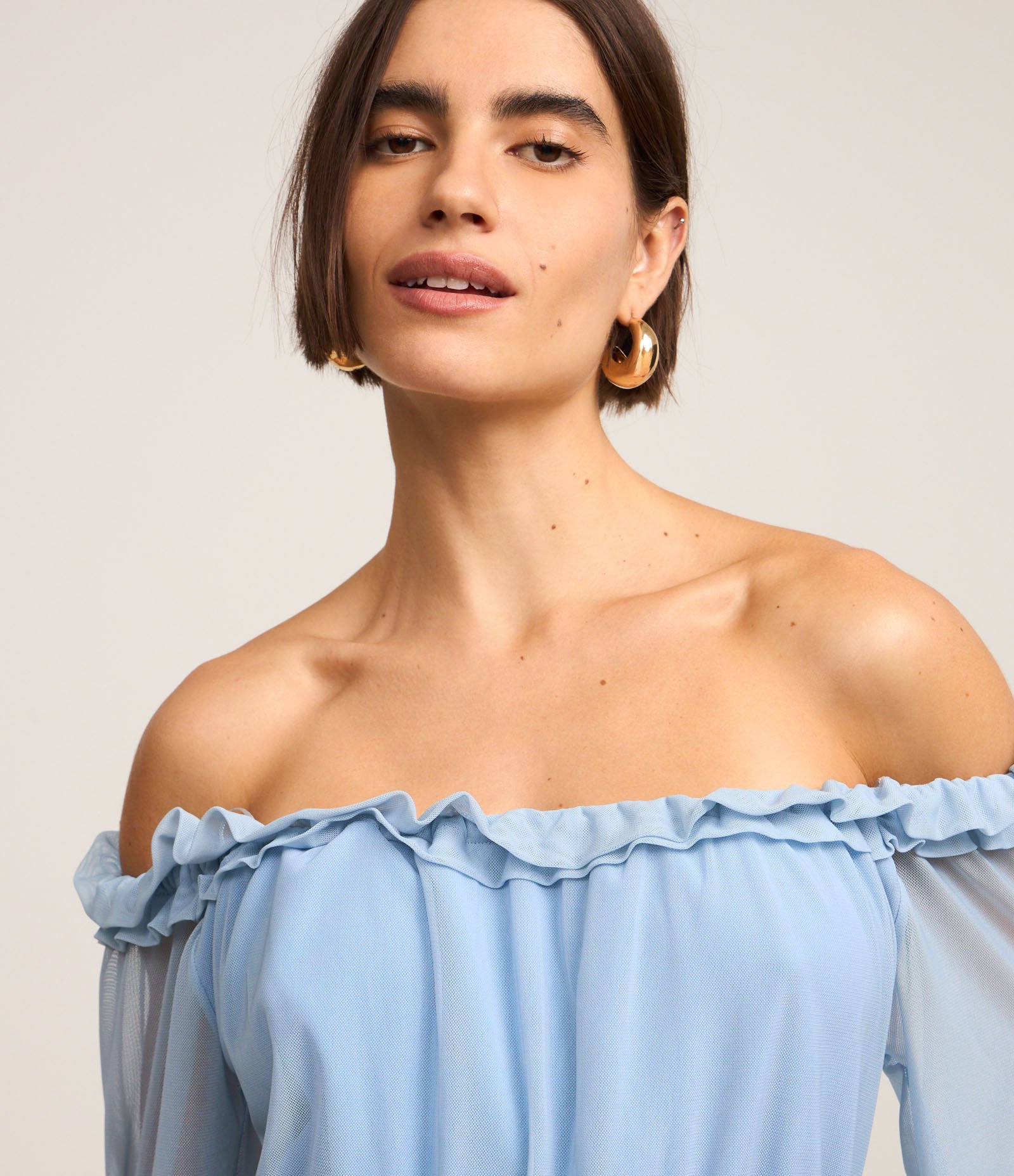 Vestido Longo em Tule com Decote Ombro a Ombro e Recortes Azul 2