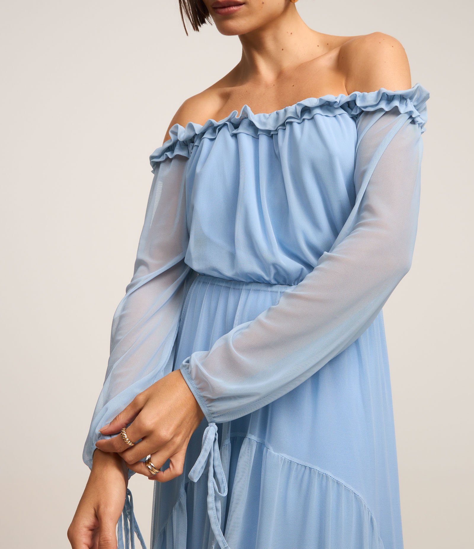 Vestido Longo em Tule com Decote Ombro a Ombro e Recortes Azul 3