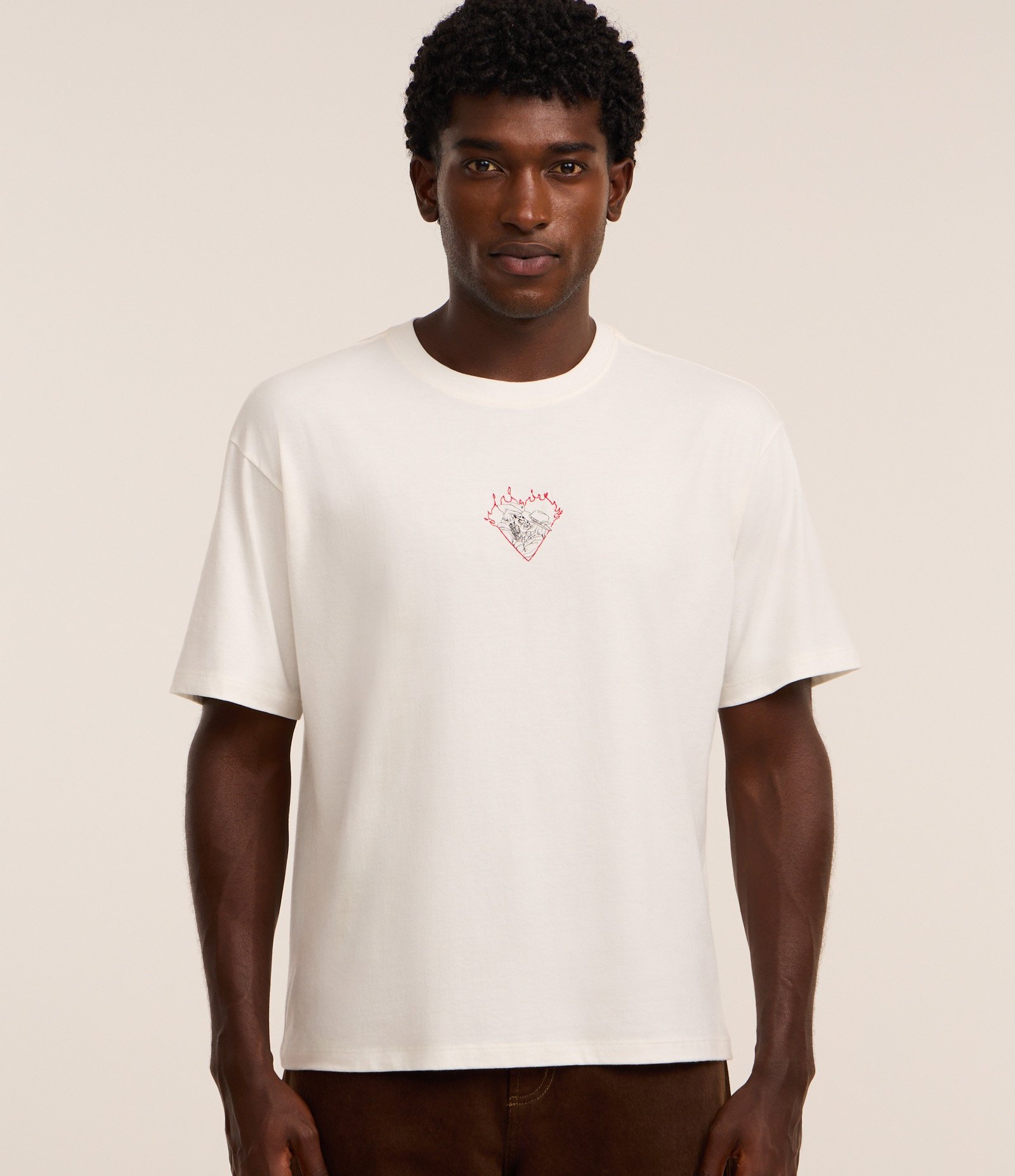 Camiseta Boxy em Algodão com Coração e Caveiras Bordados Branco 1