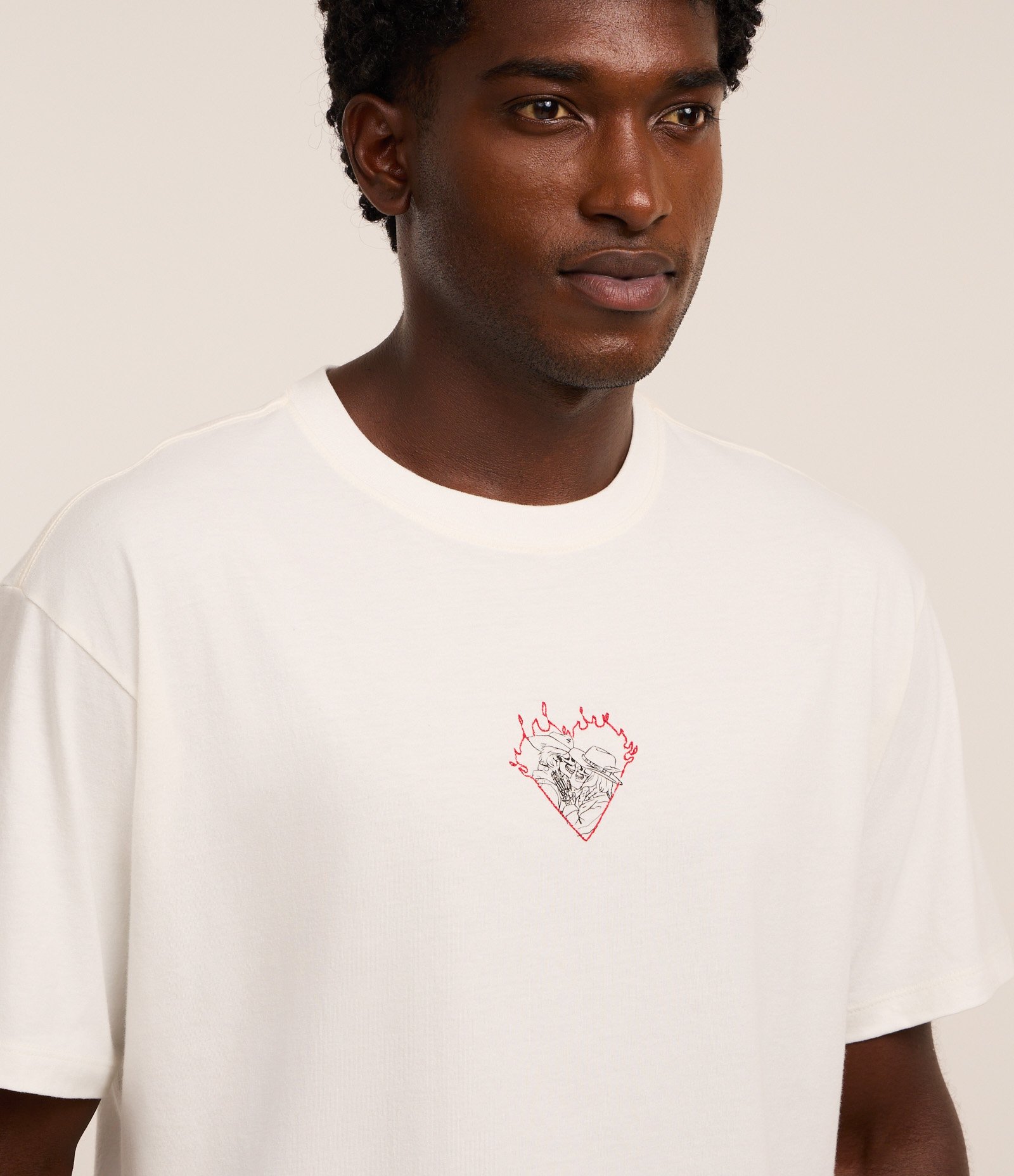 Camiseta Boxy em Algodão com Coração e Caveiras Bordados Branco 3