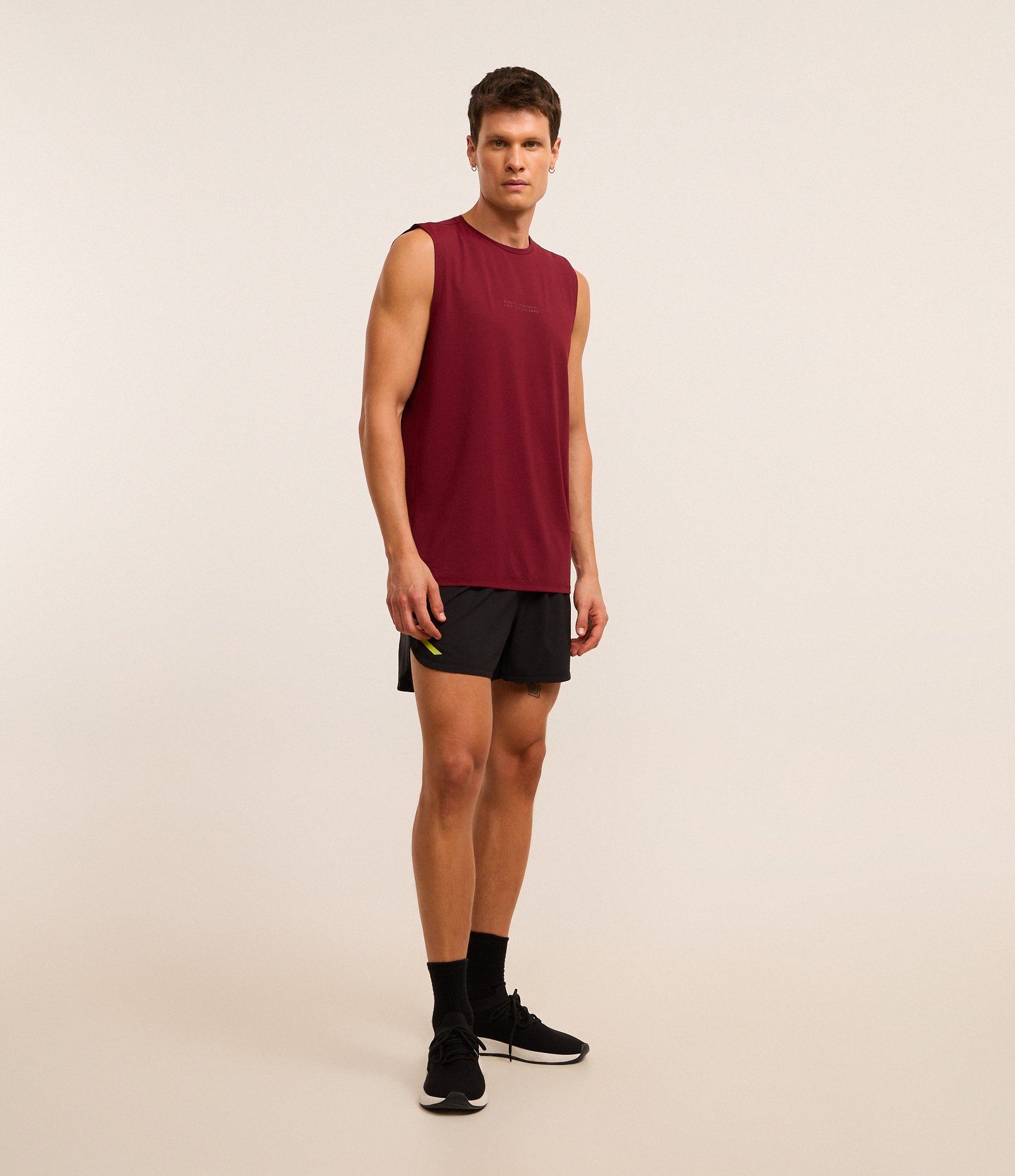 Regata Esportiva com Tecnologia Dry e Lettering Vinho 2