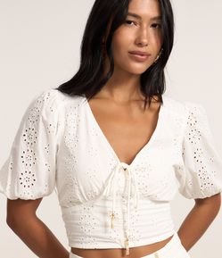 Blusa com Manga Bufante Amarração e Abotoamento com Textura Floral