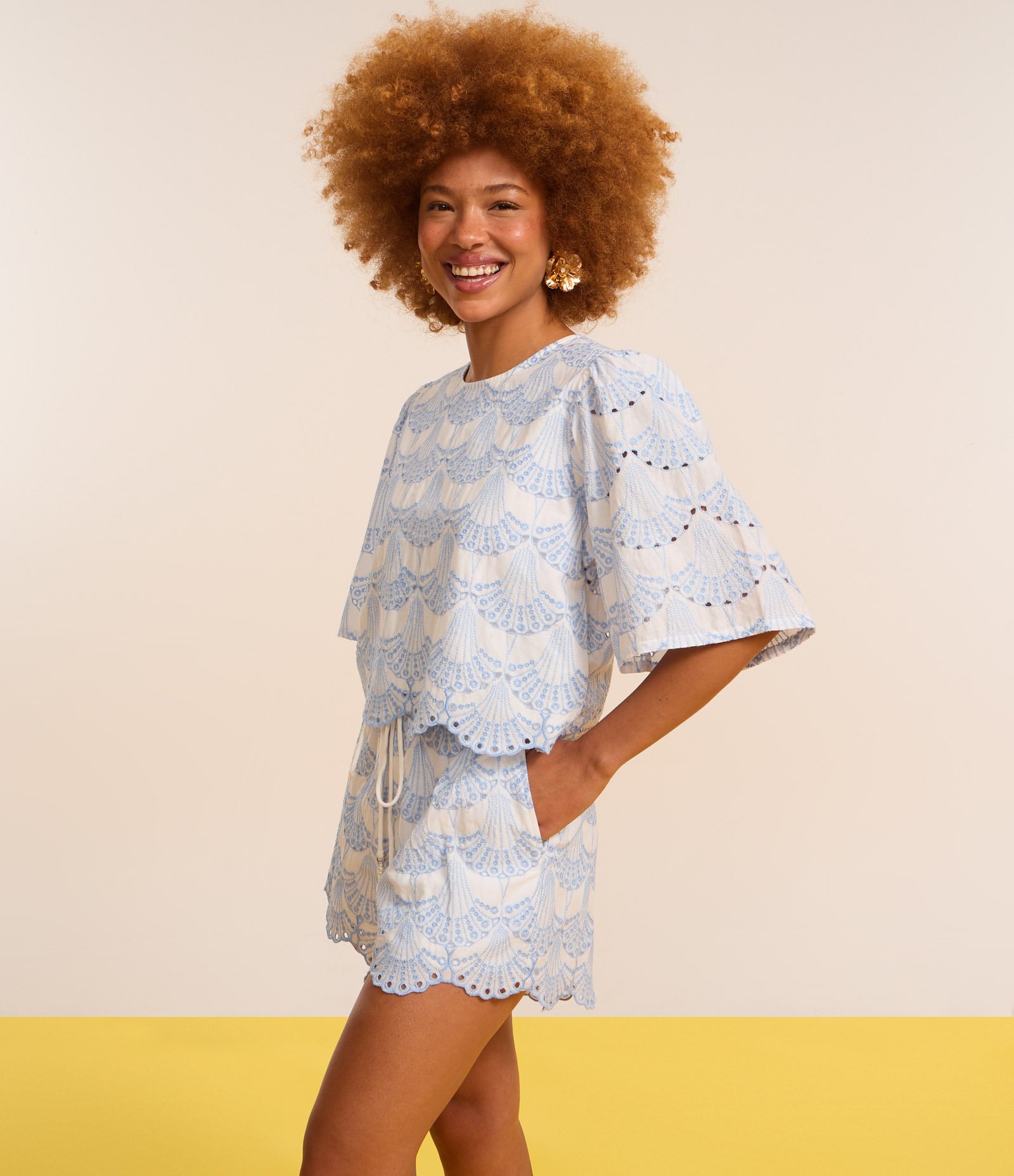 Blusa Boxy com Estampa Pontilhada Bicolor Branco/Azul 5