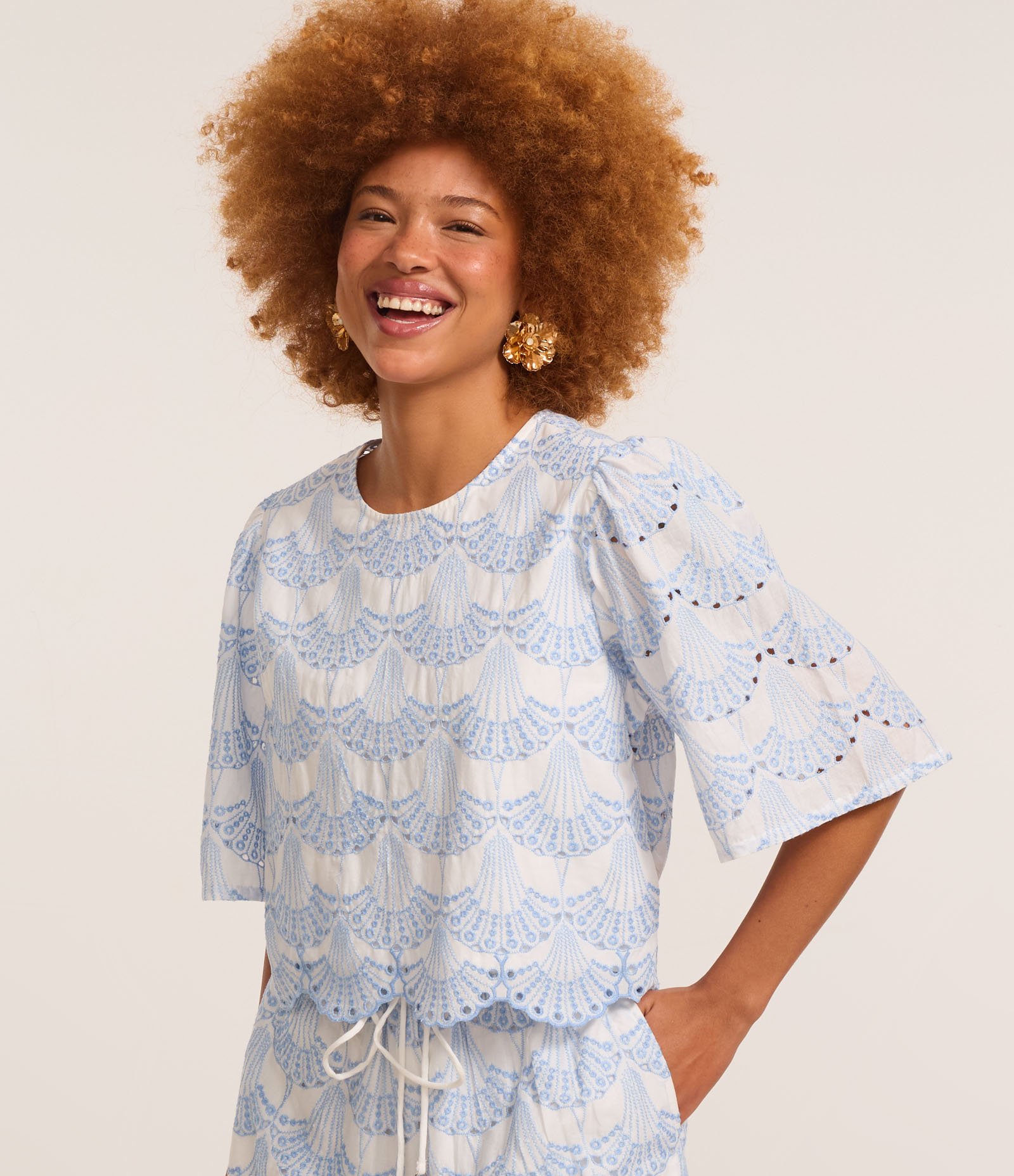 Blusa Boxy com Estampa Pontilhada Bicolor Branco/Azul 1