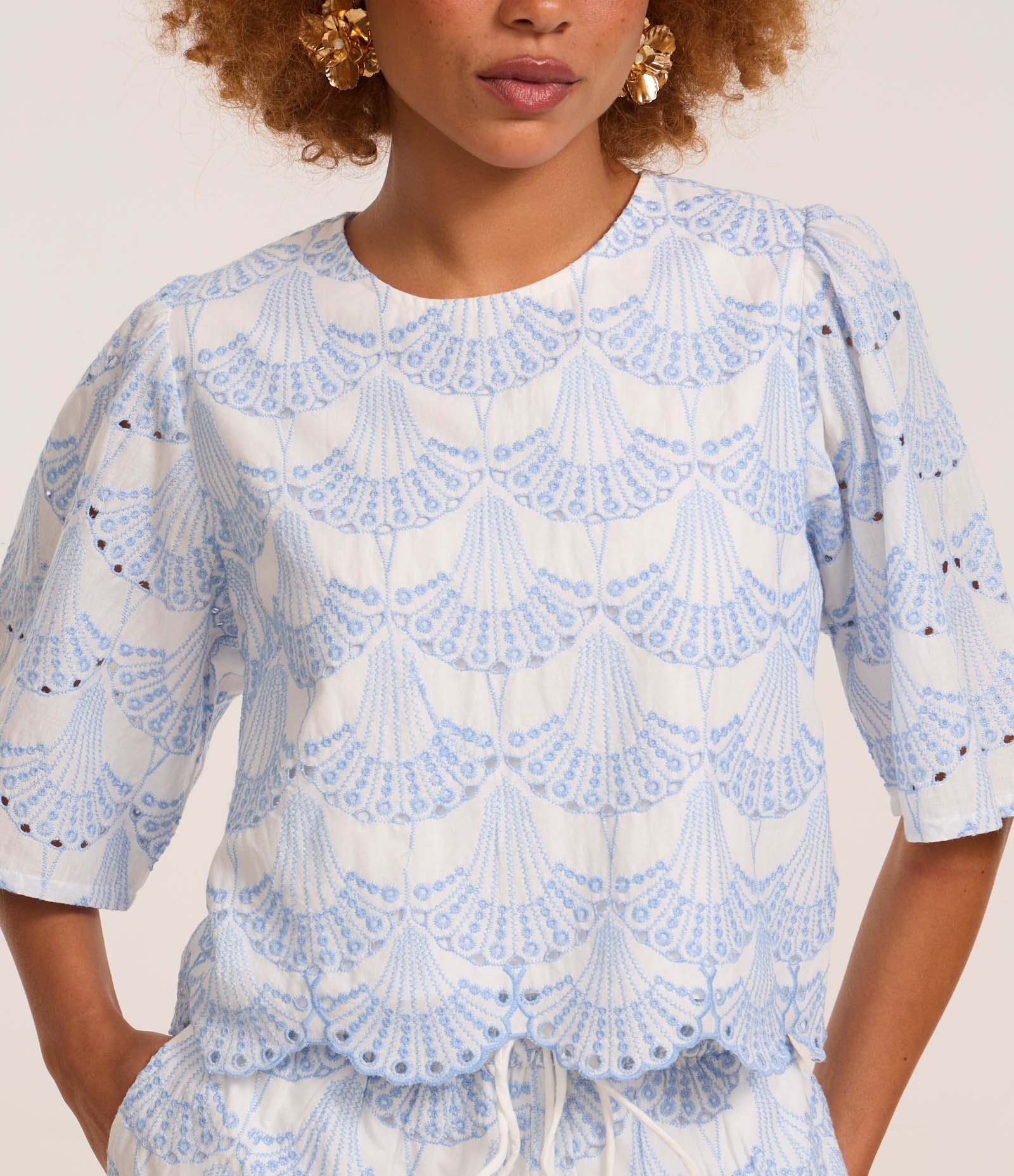 Blusa Boxy com Estampa Pontilhada Bicolor Branco/Azul 3