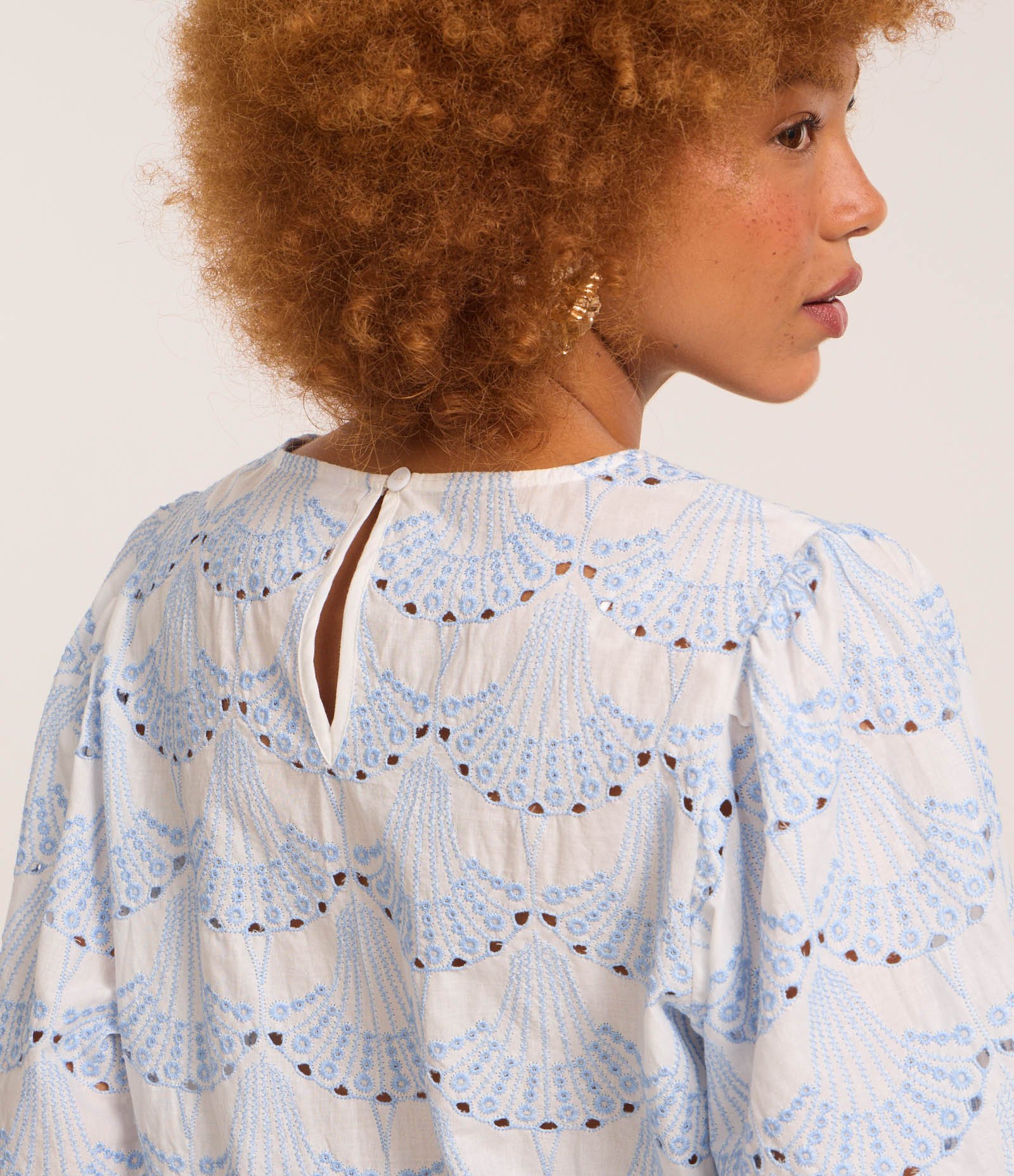 Blusa Boxy com Estampa Pontilhada Bicolor Branco/Azul 4