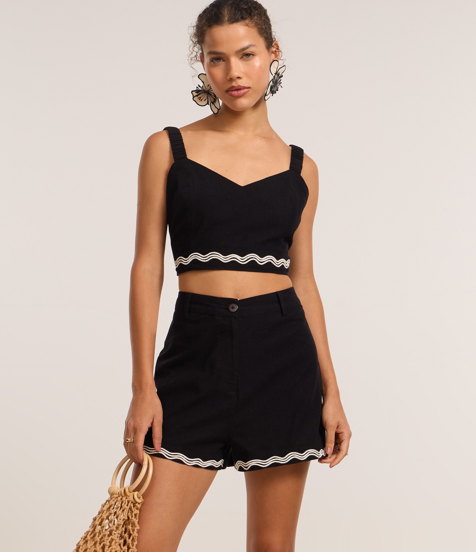 Short Curto com Linho e Bordado na Barra Preto 2