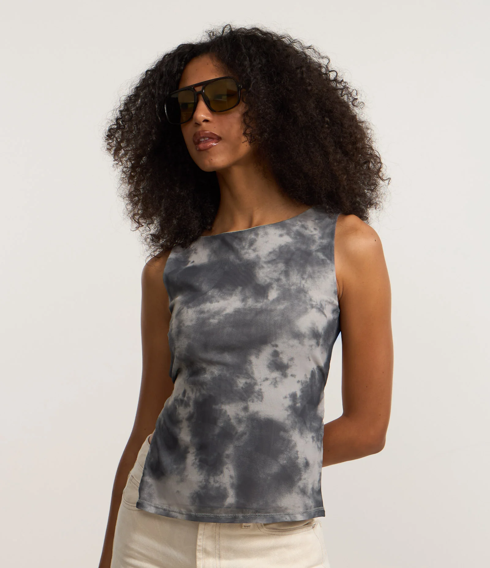 Blusa em Tule com Costas Abertas e Estampa Manchada Cinza 1