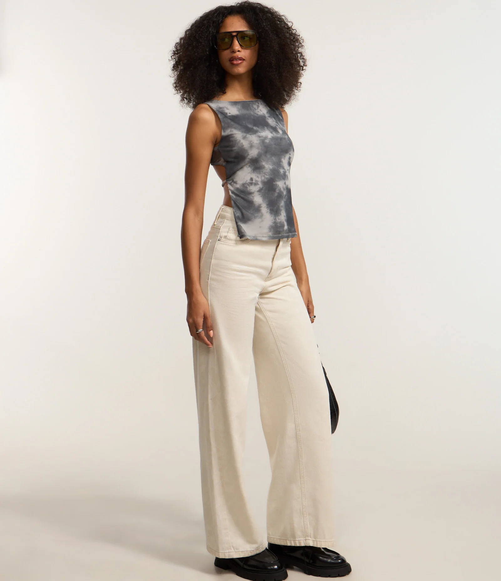 Blusa em Tule com Costas Abertas e Estampa Manchada Cinza 2