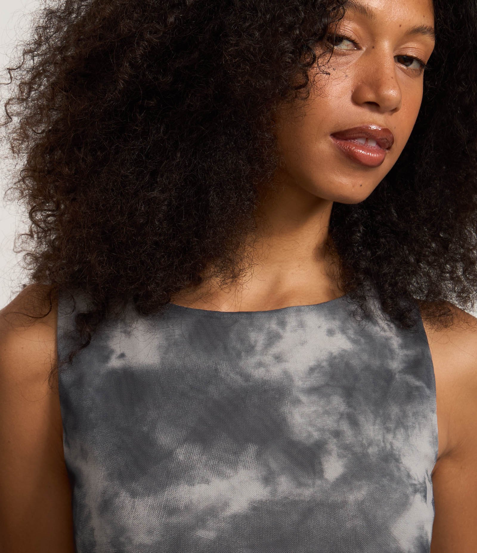 Blusa em Tule com Costas Abertas e Estampa Manchada Cinza 3