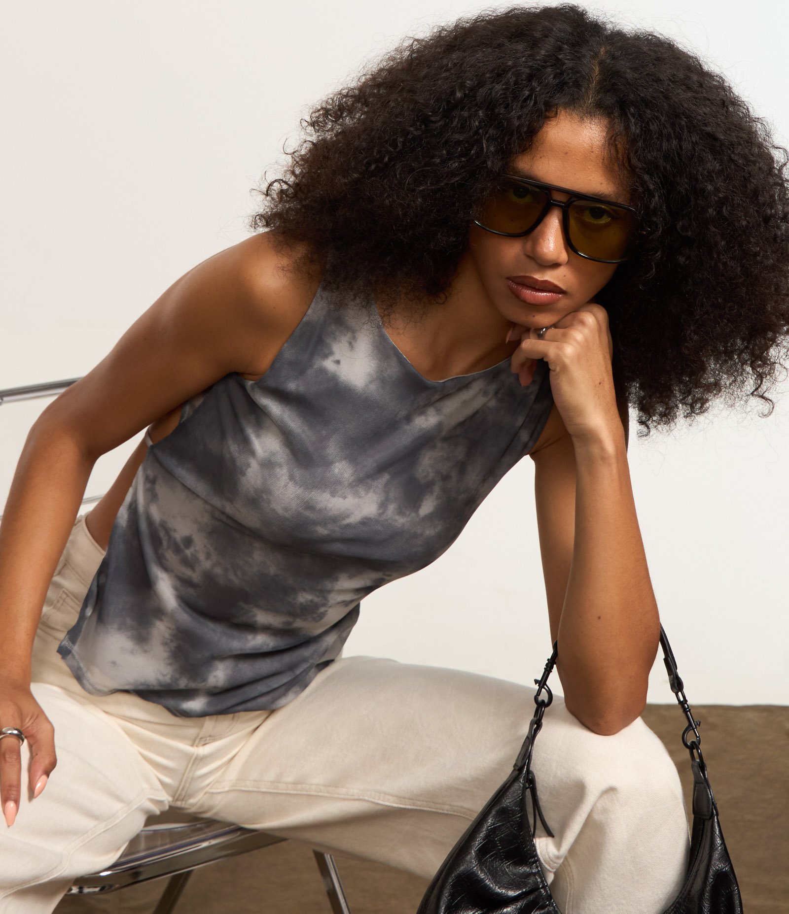 Blusa em Tule com Costas Abertas e Estampa Manchada Cinza 4