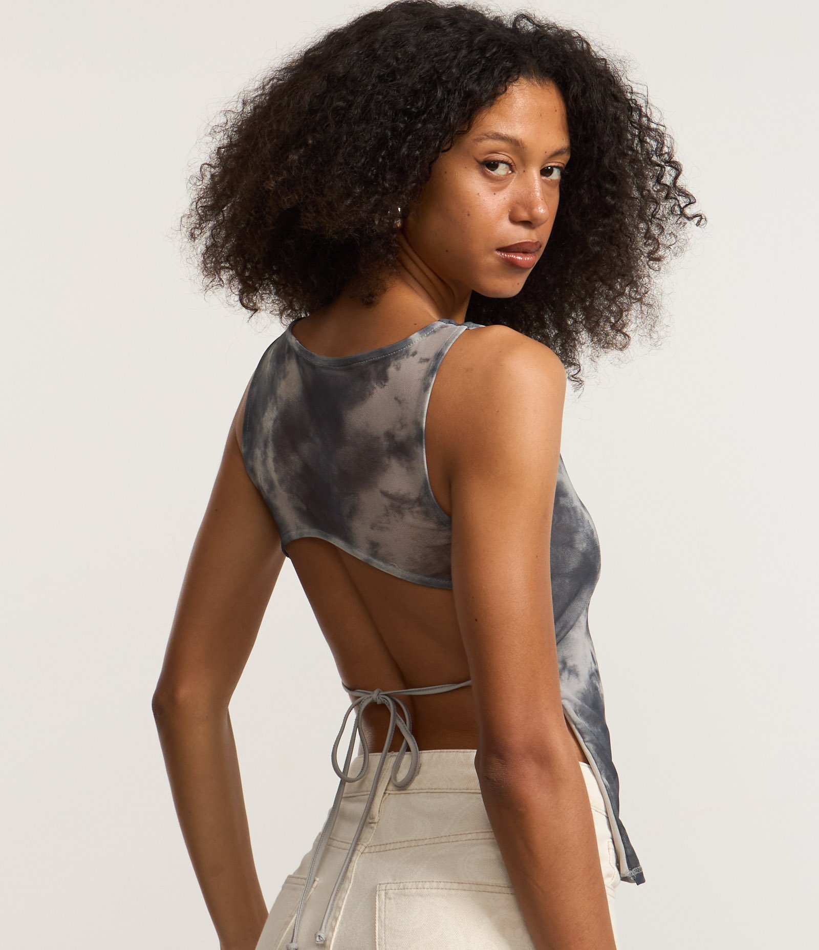 Blusa em Tule com Costas Abertas e Estampa Manchada Cinza 5