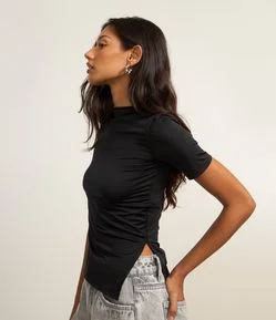 Blusa em Microfibra com Drapeado e Fenda na Barra