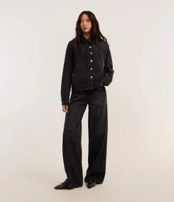 Calça Wide Leg em Jeans com Recorte e Cinto com Fivela