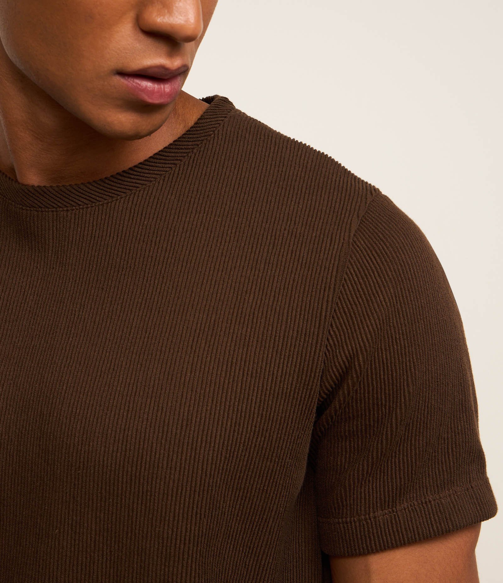 Camiseta Regular em Algodão Texturizado Marrom Escuro 3