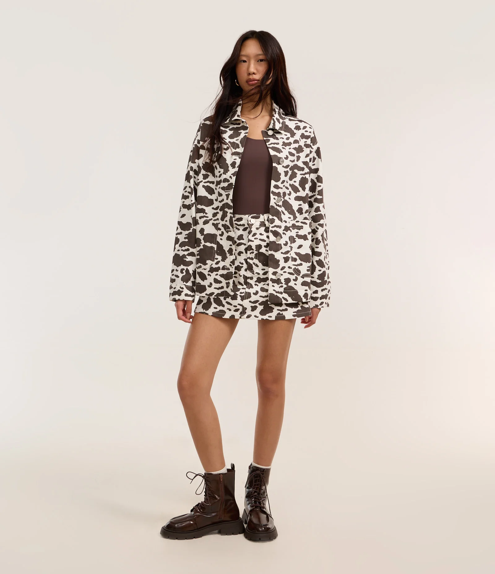 Camisa Jeans Animal Print Vaca com Abotoamento Frontal Branco 2