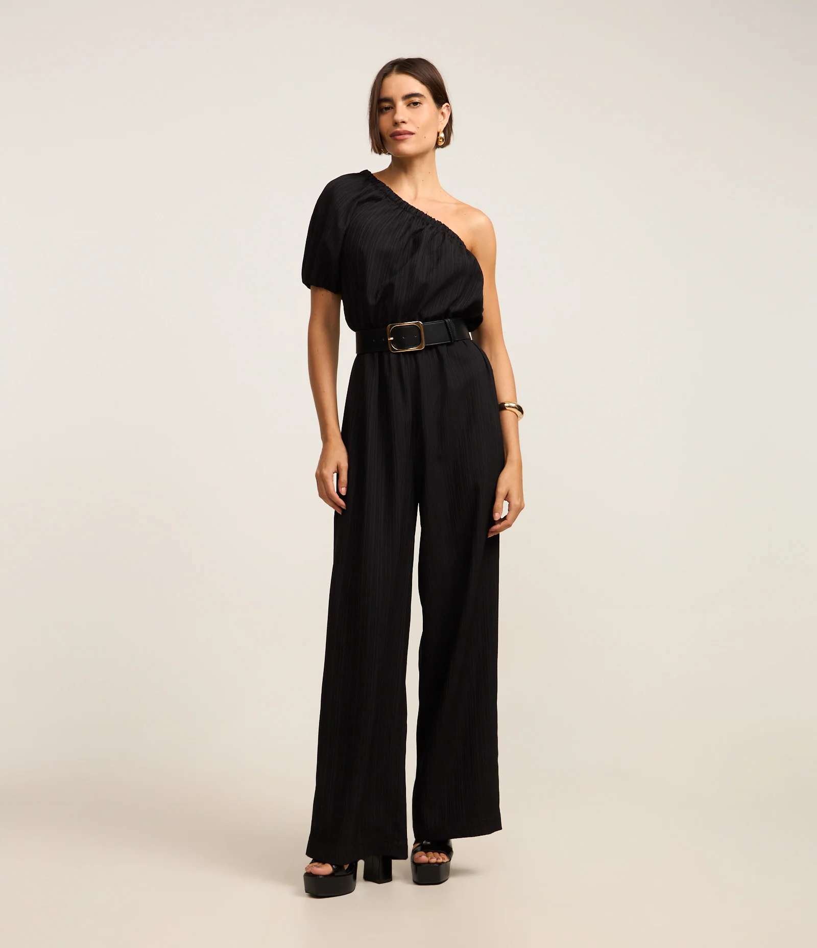 Macacão Ombro Só em Anarruga com Manga Curta Preto 1