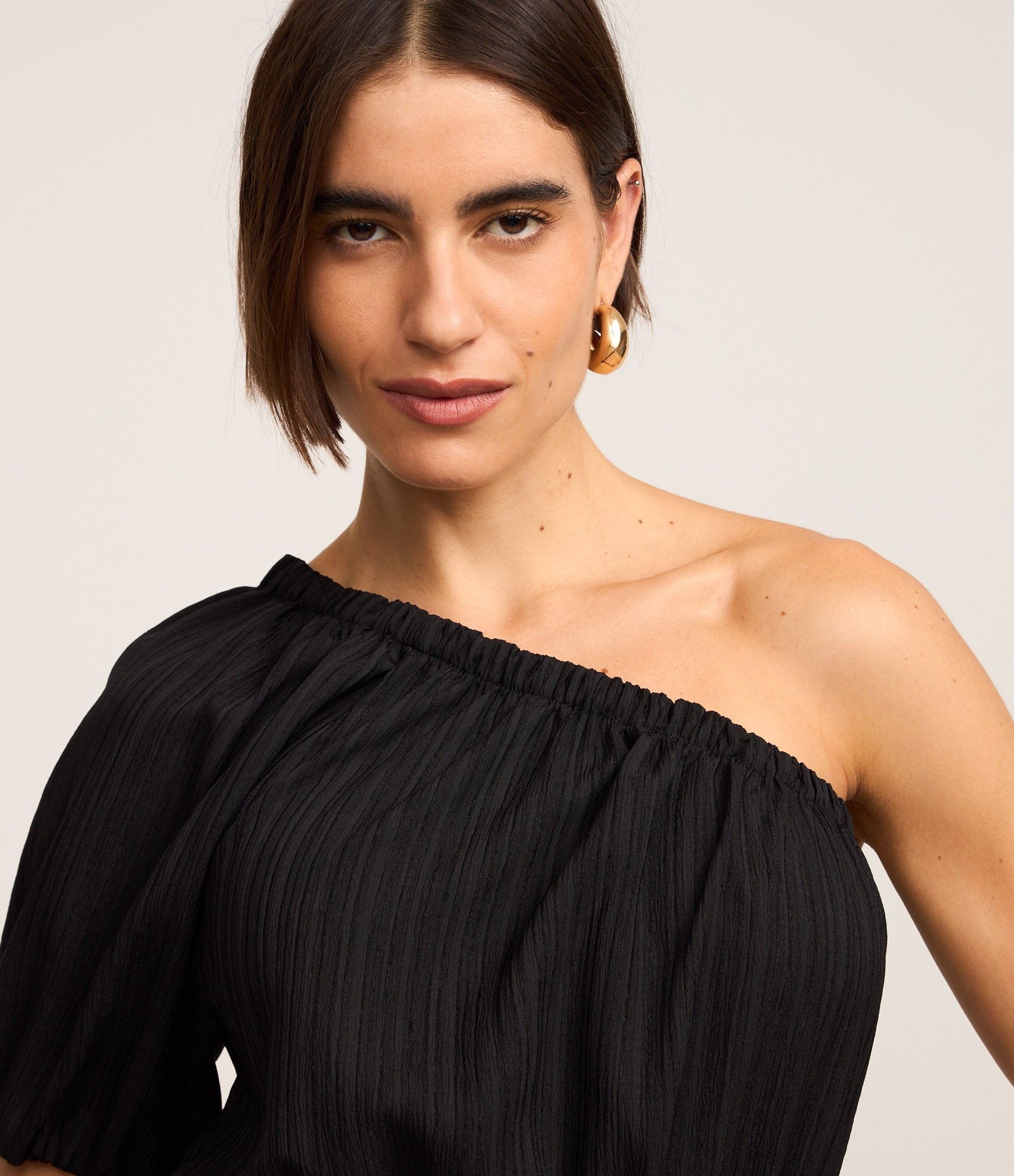 Macacão Ombro Só em Anarruga com Manga Curta Preto 2